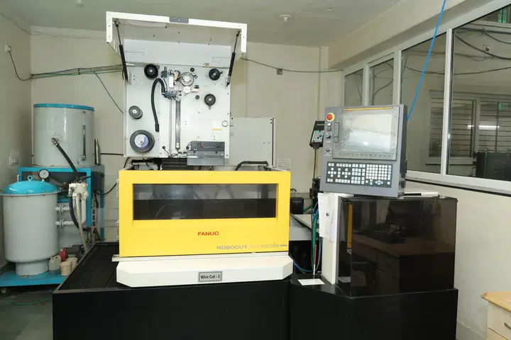 FANUC WIRE-CUT MACHINE
