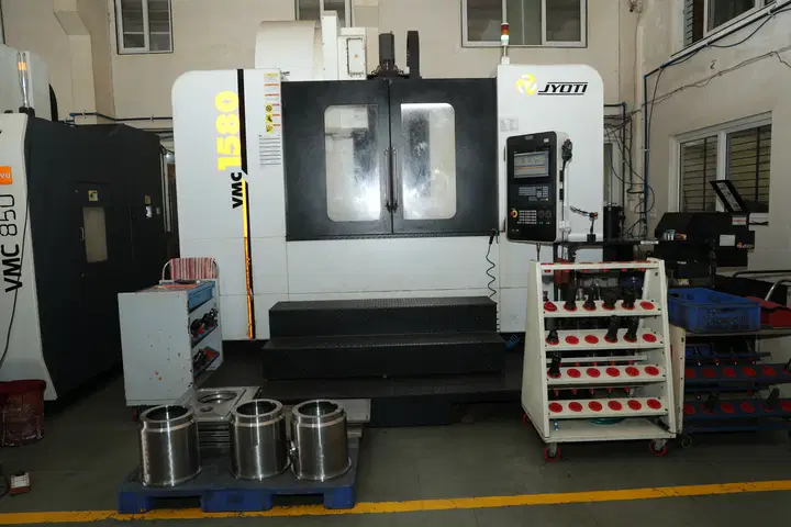 VERTICAL MACHINING CENTER